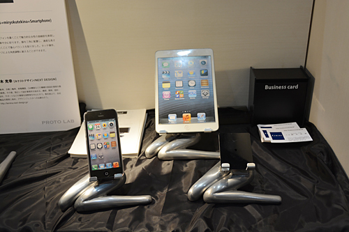 女性の足をかたどったスマートフォンスタンド