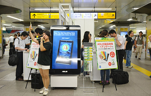 秋葉原駅構内でタブレット端末のイベントを開催