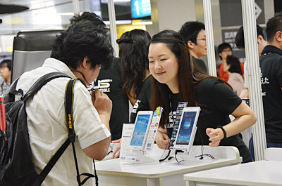 ASUSの社員がていねいに説明