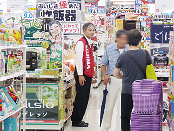 案内係が案内し、担当のスタッフにバトンタッチ。効率的で親切な接客として好評という