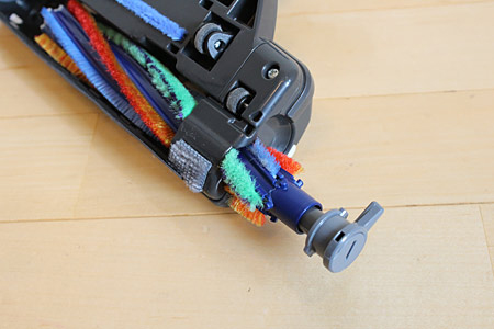 回転ブラシは、ロックを外して引き出すだけで毛がらみが取れる