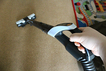 メイングリップは、ふだんの床掃除でする前後の動きがしやすい