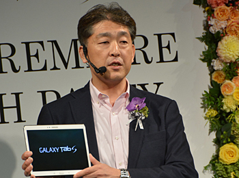 「GALAXY Tab S」はフラグシップモデルと説明する荒井さん