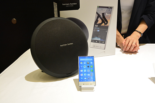 「AQUOS CRYSTAL」と、日本向けモデルに付属する「Harman Kardon ONYX STUDIO」
