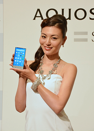 幅67mmのコンパクトなボディ