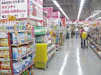 主婦の来店を促すため、生活館の1階は家庭雑貨や日用品を並べる<