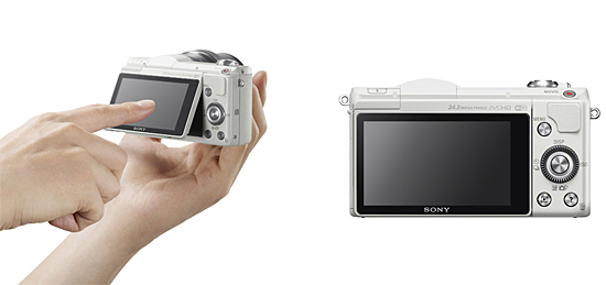 背面液晶はチルト式でタッチ操作に対応