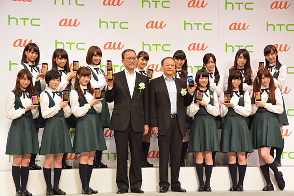 乃木坂46に囲まれる田中社長(左)とチョウCEO(右)