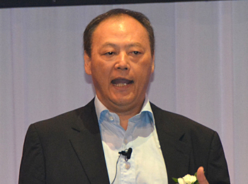 新モデルについて説明するピーター・チョウCEO