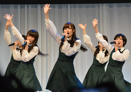 新曲を披露する乃木坂46