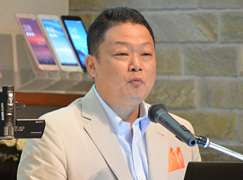 料金プランやLTE回線のメリットを説明する相澤忠之部長