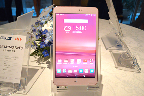 背面がパウダーピンクのモデルのベゼルには、ほんのりピンクがかったホワイトを採用