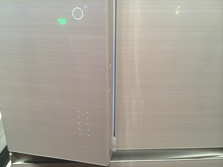 発光パネルに触れるだけで扉が自動で開く