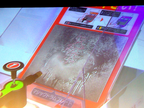 優香さんが水を霧状に噴射すると、マジックドラムの汚れはあっという間に落ちた