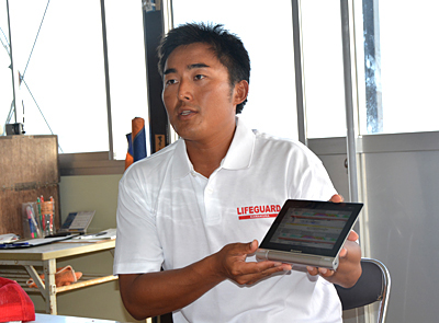 「YOGA TABLET 8」を活用していると話す朽木監視長