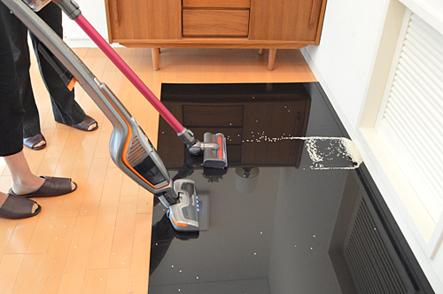 ヘッドでゴミを押し出さずに吸引する「エルゴラピード・リチウム」