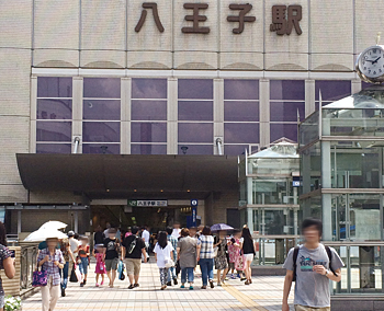 多くの人で賑わうJR八王子駅周辺