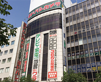 八王子駅前には大型の家電量販店が出店している