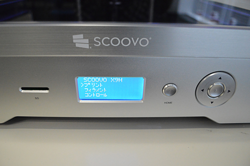 液晶パネルとSDカードスロットを備えるフロントパネル