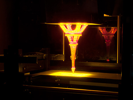 最小限の液体樹脂で造形できる吊上げ式を採用