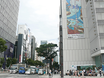 高級ブランドショップが建ち並ぶ街、銀座