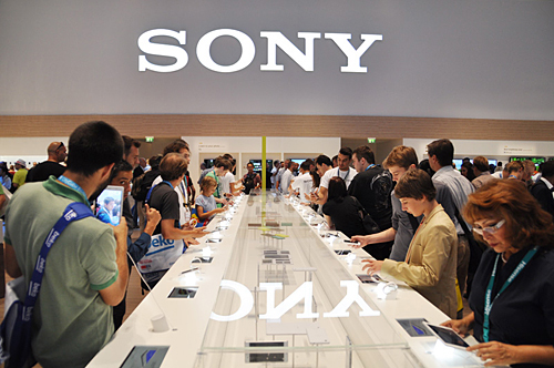 賑わいを見せるスマートフォン・タブレット端末のコーナー