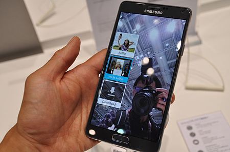 「GALAXY Note 4」は自分撮り機能も充実
