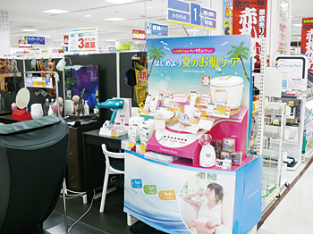 理美容品コーナーでは、イスに座ってヘアドライヤーなどを試せる