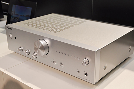 オンキヨーはハイレゾ入門にぴったりのプリメインアンプ「A-9010」を出展