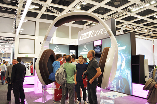 IFA会場でもヘッドホンは注目の的