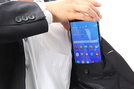 スーツの内ポケットになんなく収まる