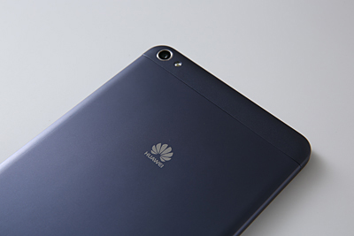 背面は高級感のある金属製