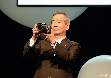 「EOS 7D Mark II」を披露するキヤノンの真栄田雅也常務