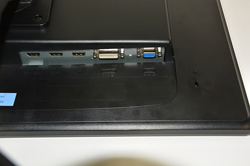 背面には2系統のHDMI入力端子と1系統の出力端子を搭載