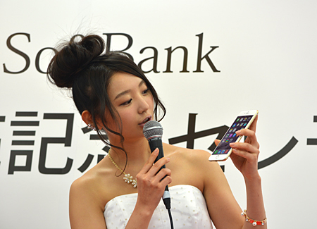 「大きさのわりに軽い」と驚くおのののかさん