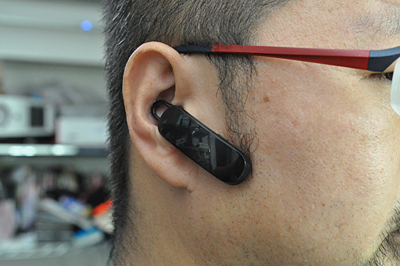 ヘッドセットとして耳に装着できる