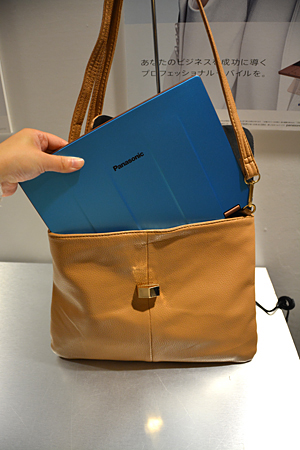 女性用の小さなバッグにもすっぽり