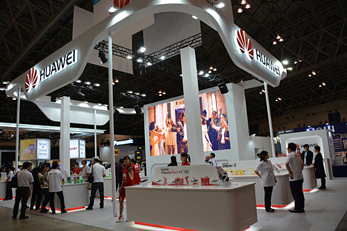 CEATECの会場ではSIMフリースマートフォン全機種が並ぶ