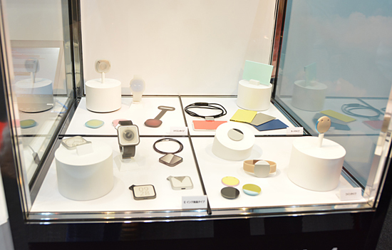 将来的にはSIMカードを身につけることもできる