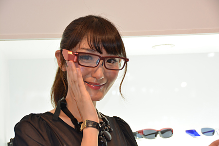 メガネタイプの「東芝グラス」