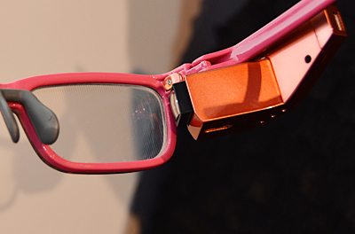 映像を映し出す右のレンズに入っている線で光を屈折させ、実際の景色と映像の両方が確認できるようにしている