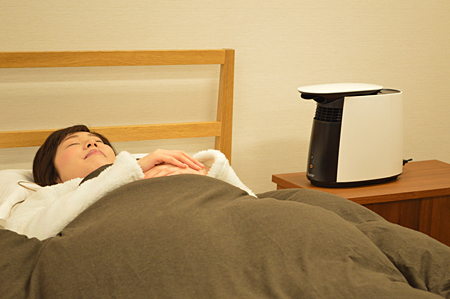 寝ている人の顔にスチームを噴射する「SH-JX1」