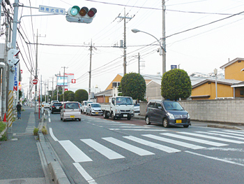 交通量が多い実籾街道はショッピングエリアに生まれ変わりつつある