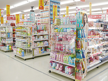 広く確保した日用品コーナー