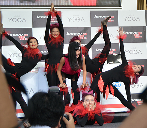 飛行機のポーズを披露する小島さん