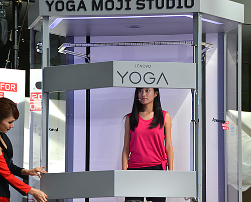 「YOGAMOJI STUDIO」に入る小島さん