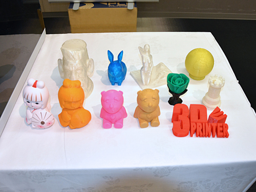 3Dコピーしたオブジェ。左はコピー元の人形