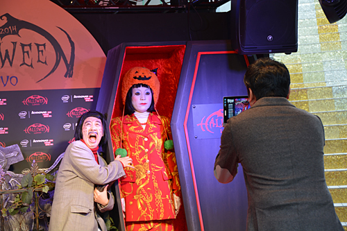 留目専務が日本エレキテル連合を記念撮影