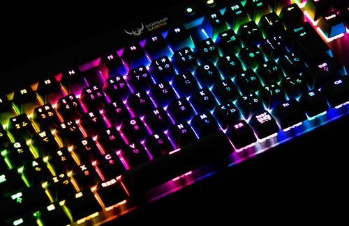 三つのLEDを独立制御し、色鮮やかに光る