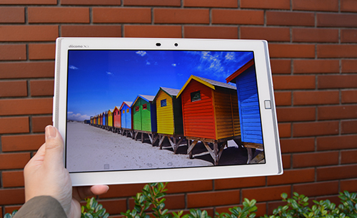 明るい屋外でもクリアに確認できる